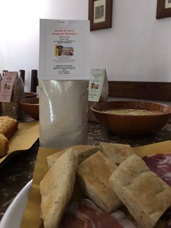 Bio-Dinkelmehl, das zur Zubereitung traditioneller Gerichte und typischer Lebensmittel verwendet wird.