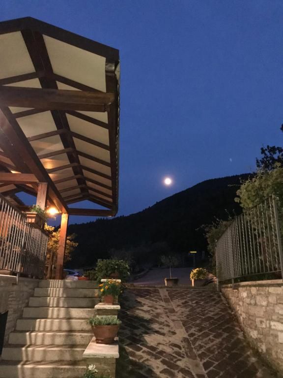 Agritourismus auf dem Land, mit Blick auf die Berge und dem Mond, der sich auf der Landschaft spiegelt.