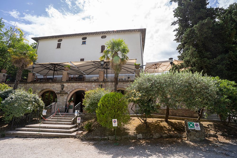 Struttura ricettiva immersa nella vegetazione nei pressi del centro di Assisi, con stanze accoglienti e panorama piacevole.