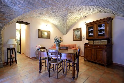 Salon chaleureux avec des meubles en bois, idéal pour se détendre et socialiser.