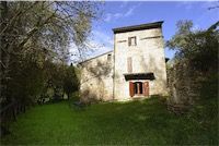 Un bâtiment historique entouré d'un vaste jardin, idéal pour des moments de détente et de contemplation.