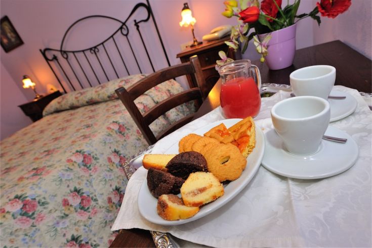 Petit déjeuner dans une pièce chaleureuse avec des pâtisseries et du café, dans une atmosphère paisible.