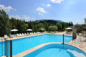 Une piscine paisible entourée de verdure, parfaite pour des moments de détente en pleine nature.