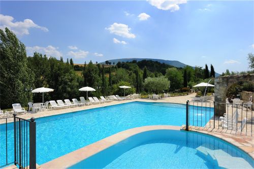Une piscine paisible entourée de verdure, parfaite pour des moments de détente en pleine nature.