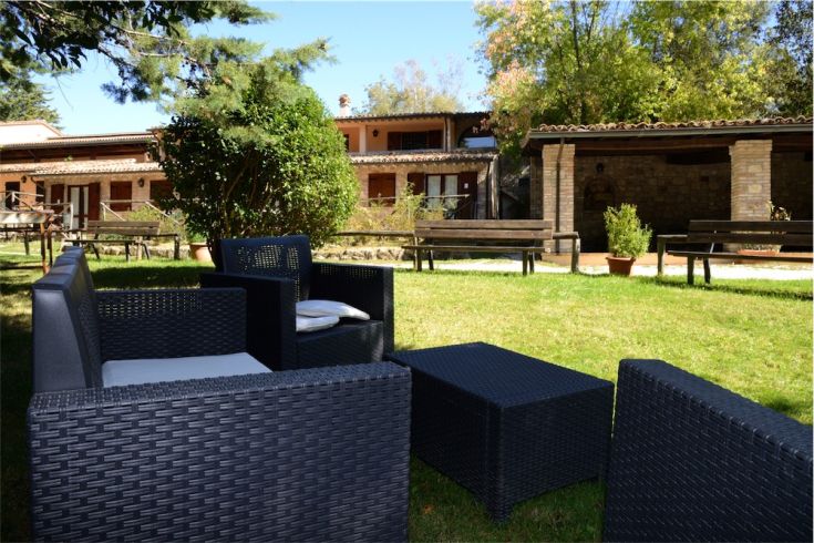 Une zone verte entourée par la nature, un lieu de détente et de tranquillité à Le Querce, en Ombrie.