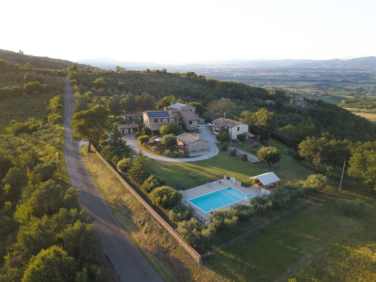 Un agriturismo tranquillo immerso nella natura umbra, con piscina e antichi edifici rurali.
