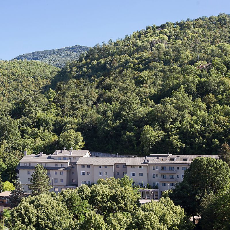 Hotel Monte Meraviglia, situato in una zona verde, propone sistemazioni accoglienti e un ristorante a breve distanza dal centro.