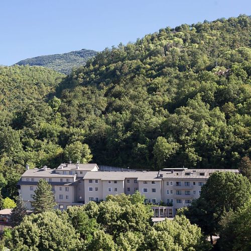 L'Hôtel Monte Meraviglia, situé dans une zone verte, propose des hébergements confortables et un restaurant à proximité du centre.