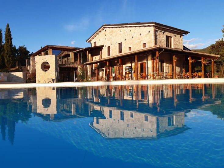 Vue du Collaccio, une structure immergée dans la nature, idéale pour se détendre et pratiquer des activités en plein air.
