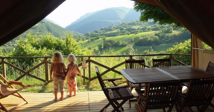 Deux enfants admirent le paysage verdoyant des Monts Sibillini depuis le Collaccio.