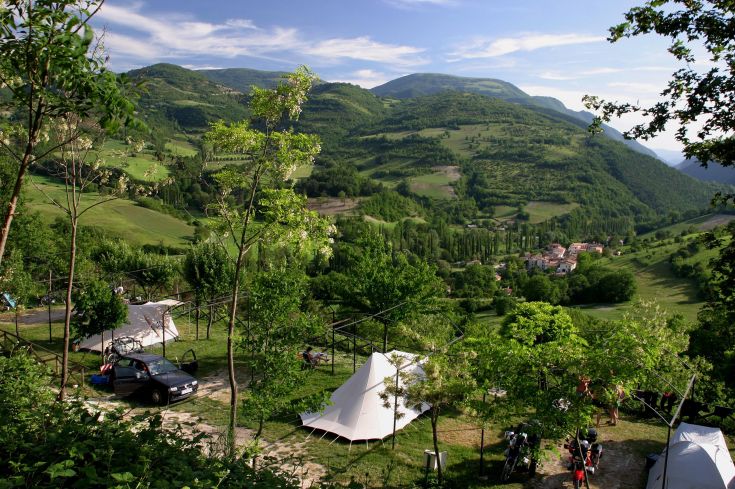 Panorama du camping Il Collaccio entouré par la végétation luxuriante des Monts Sibillin.