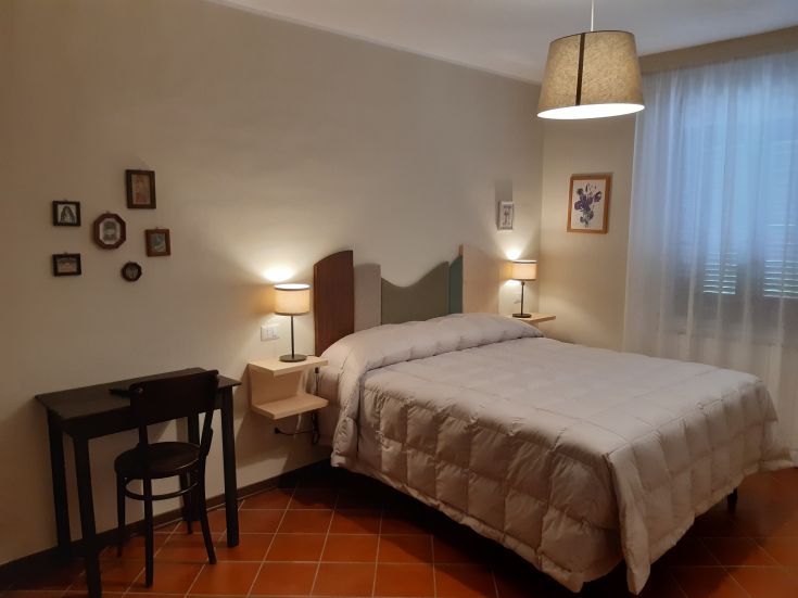 A bright and comfortable room, furnished with simple elements. Perfect for relaxation.