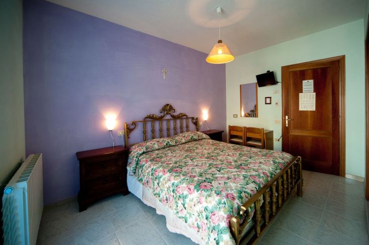 Chambre de l'Hôtel Cascia, avec un décor simple et une ambiance accueillante.