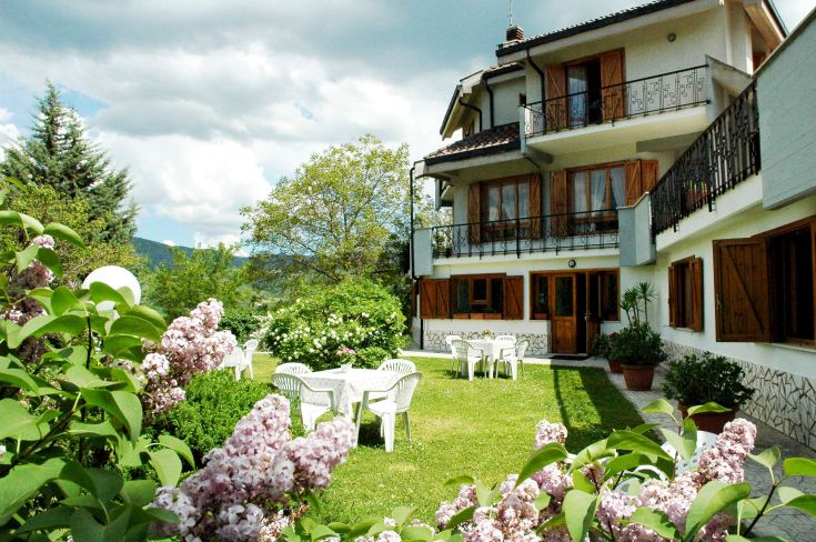 Villa Stella is a cozy property featuring a garden and pool, plus a restaurant, located near the Basilica.