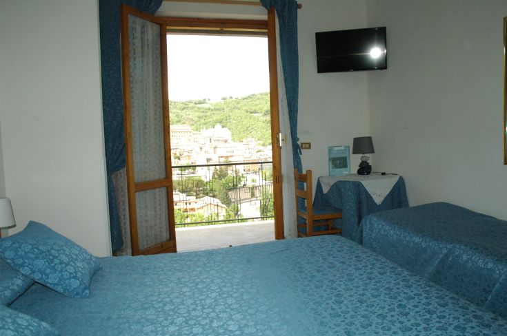 Cozy room with a view of the surrounding landscape and access to a balcony, perfect for relaxation moments.