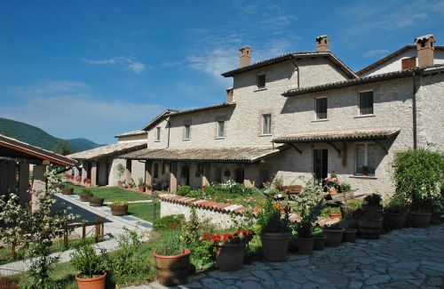 Un agriturismo situato nel verde del Parco Nazionale dei Monti Sibillini, ideale per una breve pausa rilassante.