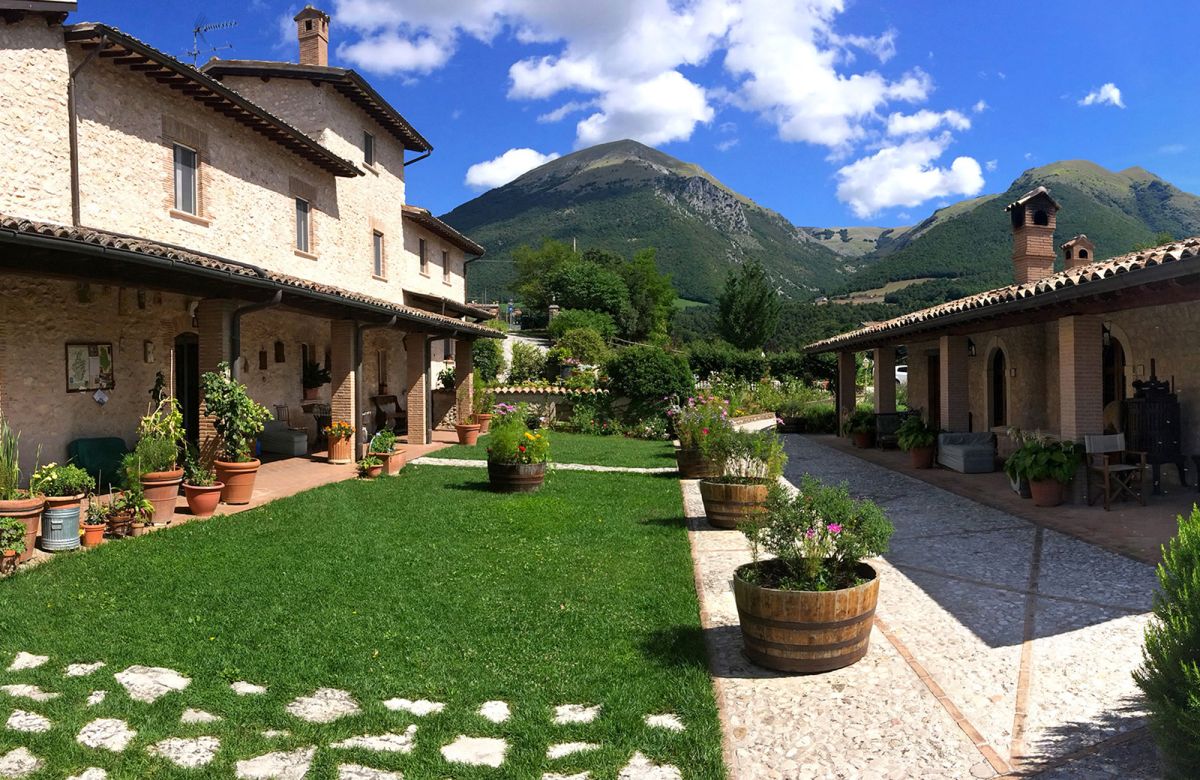 A farmhouse set in nature, located in the Sibillini Mountains National Park.