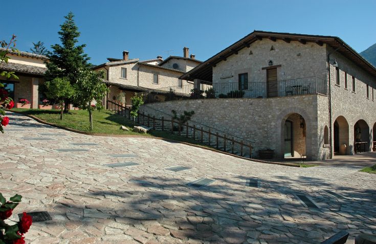 Un agriturismo situé dans le parc national des Monts Sibillini, offrant des hébergements simples et un restaurant avec des plats traditionnels.