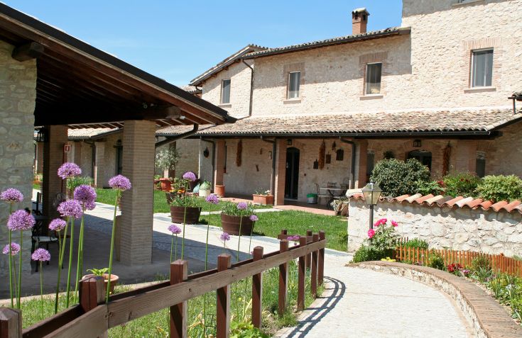 Ferme entourée de verdure, offrant des chambres confortables et un restaurant avec des plats traditionnels umbriens.