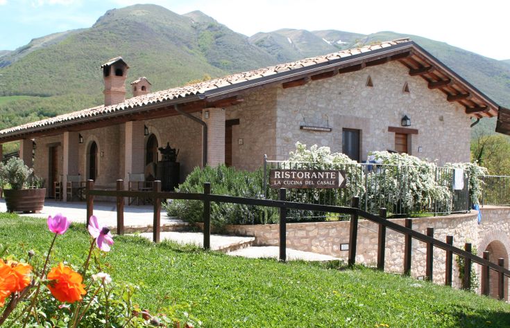 Restaurant naturel situé dans les Monts Sibillini, proposant des spécialités de la cuisine ombrienne.