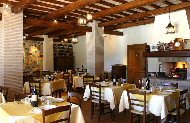 Intérieur d'un restaurant avec une ambiance chaleureuse et accueillante, parfait pour savourer des plats typiques de l'Ombrie.