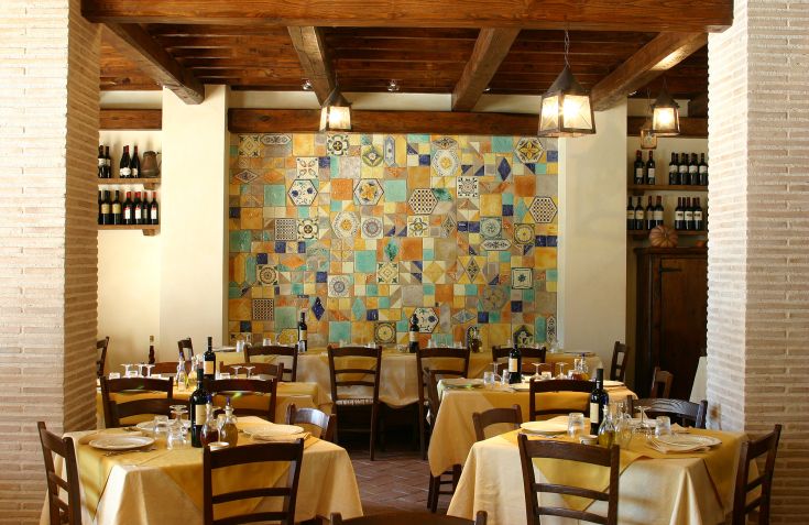 Un restaurant accueillant, avec des tables bien agencées dans une ambiance colorée et conviviale.