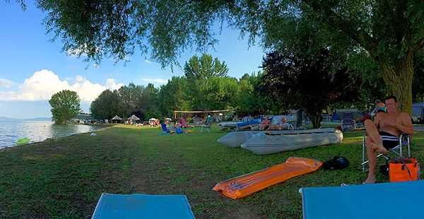 Un camping tranquille situé au bord du lac Trasimeno, parfait pour ceux qui recherchent la détente en pleine nature.