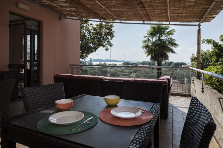 Un'area relax che si affaccia sul Lago Trasimeno, perfetta per pranzi all'aperto.