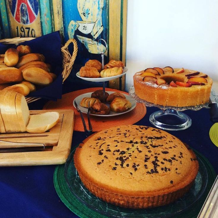 Una selezione di dolci freschi e pane appena sfornato, adatta a una colazione soddisfacente.