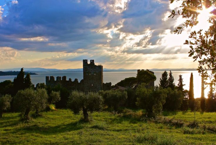 Panorama del Castello di Zocco, circondato da ulivi e vicino al Lago Trasimeno.