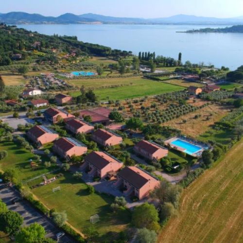Ein Wohnkomplex, umgeben von grünen Flächen, in der Nähe des Trasimeno-Sees, mit Zimmern und Annehmlichkeiten zur Entspannung.