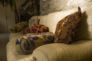 Bequemer Sessel mit bunten Kissen in einem gut beleuchteten Raum.