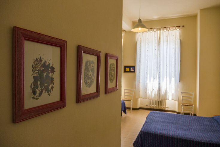 Gemütliche Umgebung mit einfachen Dekorationen und natürlichem Licht, das durch die Vorhänge strömt.