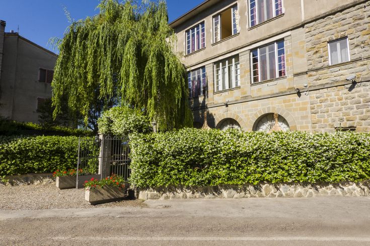 Ein von Grün umgebenes Gebäude, das in einem entspannten Dorf in Umbrien liegt.