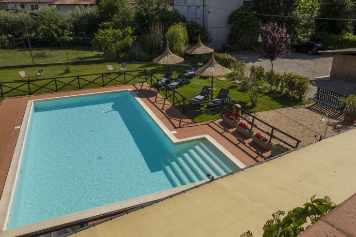 Ein Rückzugsort mit einem Pool, umgeben von Natur, ideal für Entspannung und Freizeit im Freien.