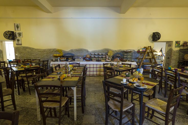 Ein gemütlicher Speisesaal mit ordentlich angeordneten Tischen und schlichtem Dekor.