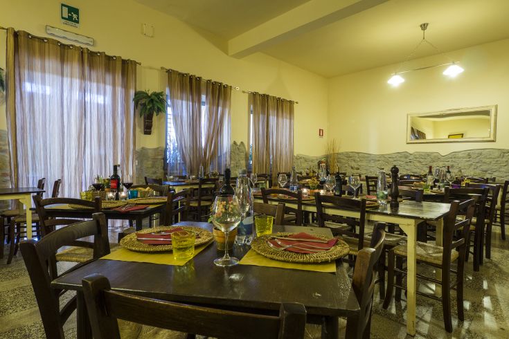 Eine gepflegte Restaurantatmosphäre mit ordentlich eingedeckten Tischen und sanfter Beleuchtung.