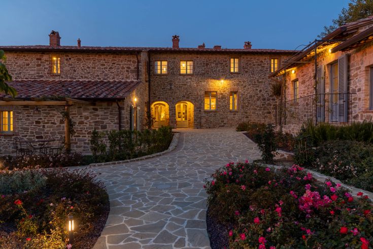 A facility in Umbria with suites, a restaurant, a pool, and a wellness area surrounded by nature.