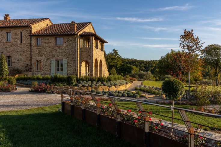 A peaceful corner in Umbria, surrounded by well-kept gardens, perfect for events and relaxation moments.