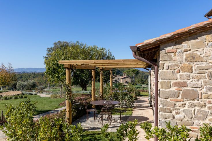 A peaceful spot in Umbria, surrounded by greenery. Perfect for relaxation and small ceremonies.