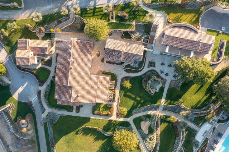 Scenic view of an elegant property with well-kept gardens in Umbria, perfect for events and moments of tranquility.