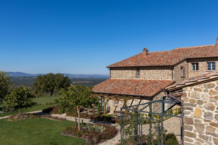 A tranquil place in Umbria, featuring a stunning view and elegant spaces for events and stays.