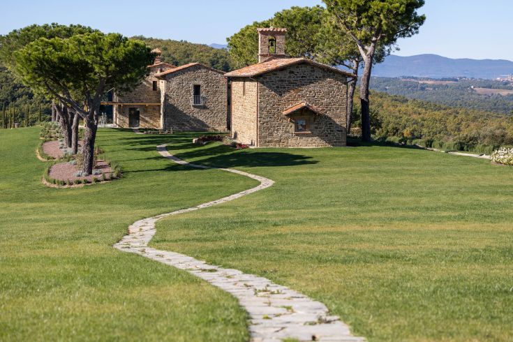 A charming spot in Umbria, surrounded by nature, featuring historic buildings and a relaxing panorama.