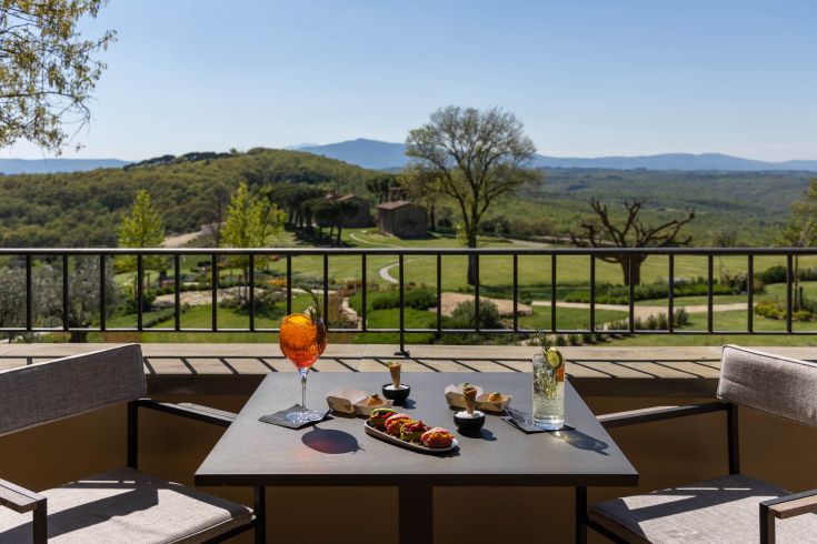 Relaxing lunch in Umbria, surrounded by nature, perfect for a peaceful break.
