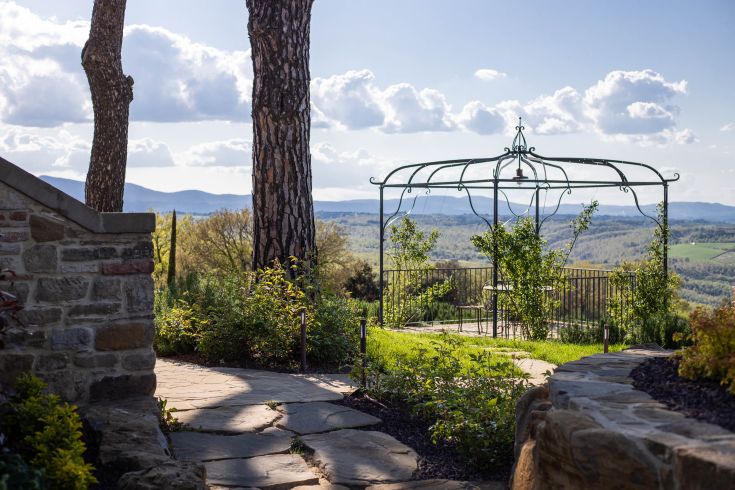 A property located in Umbria, surrounded by nature, offers various spaces for unique experiences.