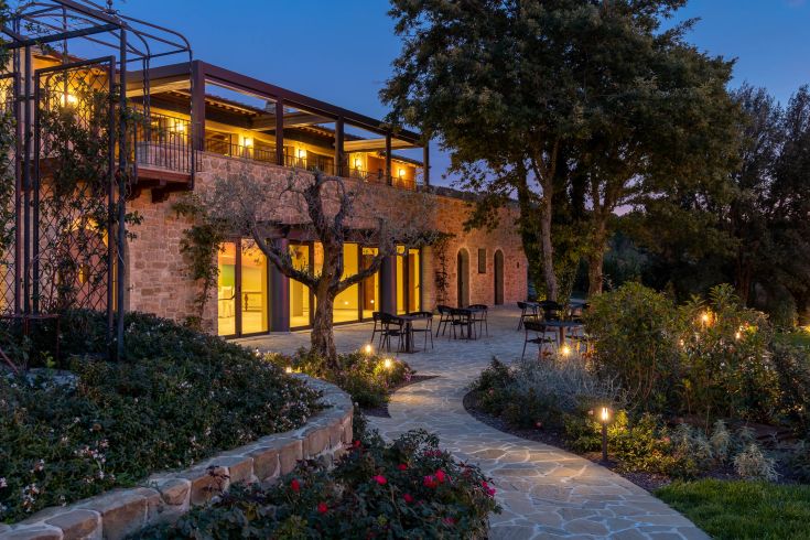 A relaxing place in Umbria, perfect for events, surrounded by well-kept gardens and a beautiful view.