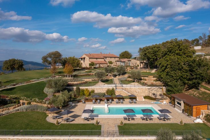 A charming spot in Umbria featuring a pool and well-maintained gardens, perfect for special events.