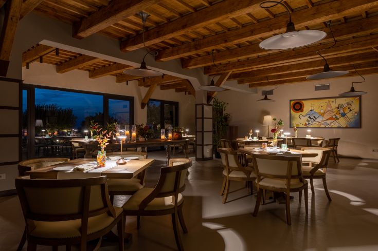 A simple restaurant surrounded by greenery, perfect for enjoying local specialties in a peaceful atmosphere.