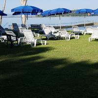 Un'area attrezzata con lettini e ombrelloni, che si affaccia sul lago, perfetta per momenti di relax.