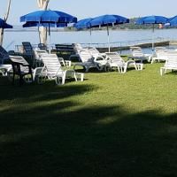 Une zone équipée de chaises longues et d'ombrelles surplombant le lac, idéale pour des moments de détente.